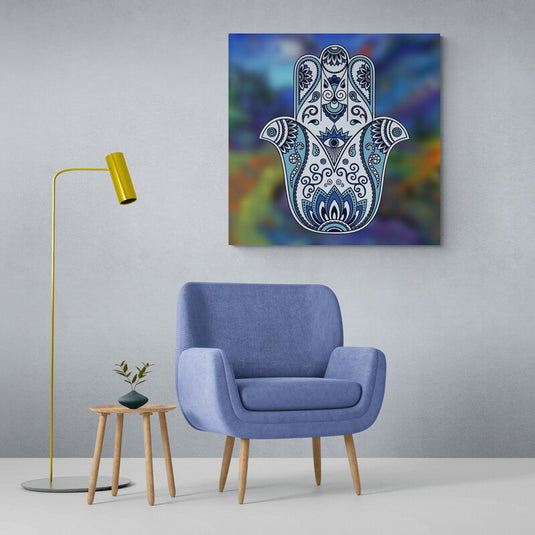 Mano de Hamsa azul con patrones florales y fondo abstracto.