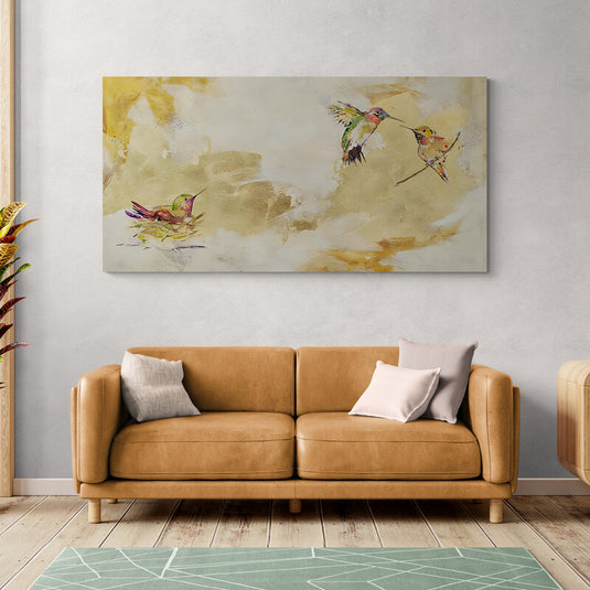 Tres colibríes sobre fondo amarillo-crema, uno en nido y dos en pleno vuelo