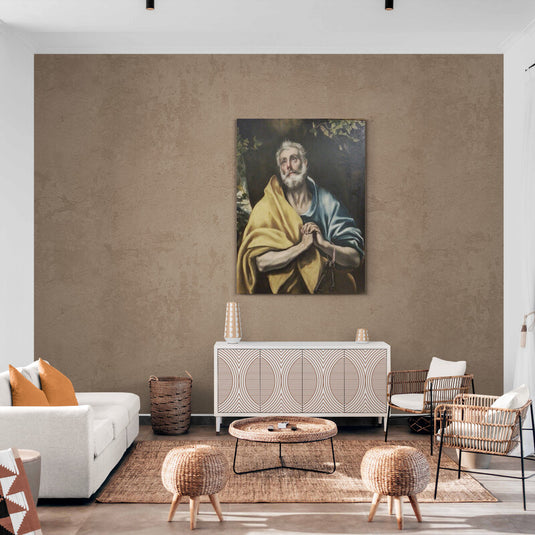 San Pedro en oración con manto amarillo y azul, fondo oscuro.