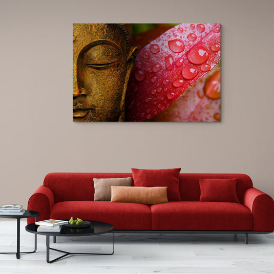 Rostro de Buda con hoja roja cubierta de gotas de agua