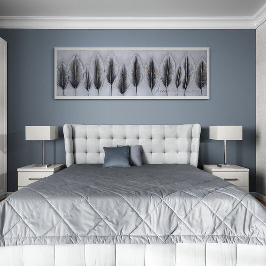 Cuadro Decorativo en Blanco y Negro con Formas de Plumas que parecen Árboles sobre Fondo Negro Central