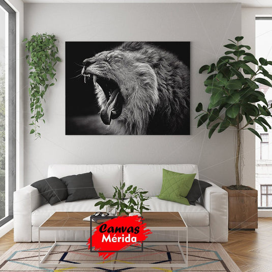 Lienzo en blanco y negro de león rugiendo en sala de estar moderna