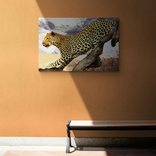 Cuadro de leopardo caminando sobre una rama en la sabana