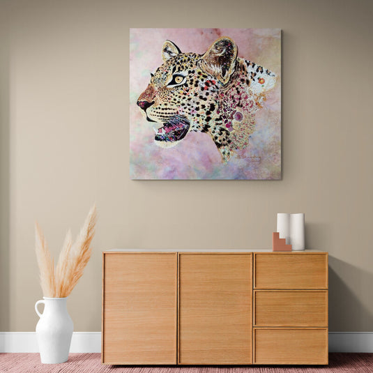 Retrato estilizado de leopardo con detalles florales en fondo pastel