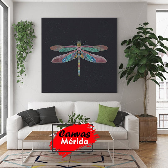 Lienzo de libélula con patrones étnicos en fondo negro