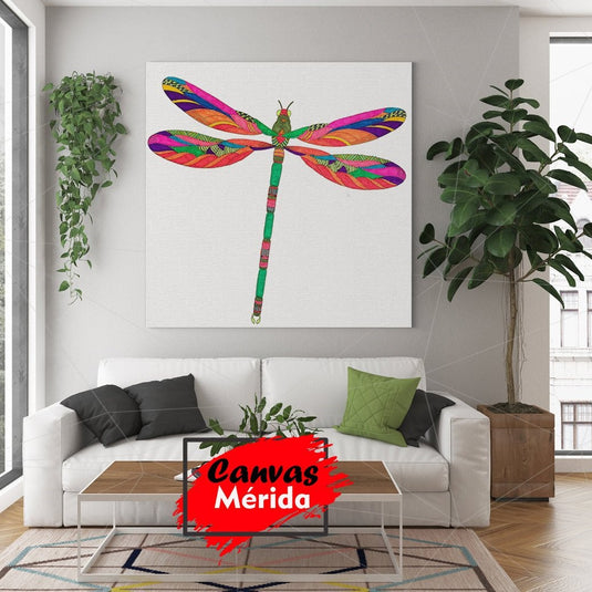 Libélula estilizada en colores brillantes y patrones sobre fondo blanco.