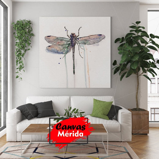 Libélula en estilo acuarela con tonos suaves sobre fondo blanco.