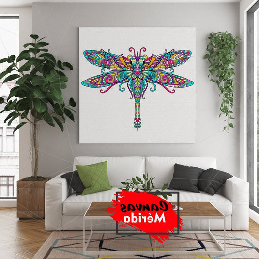 Libélula colorida en diseño mandala sobre fondo blanco.