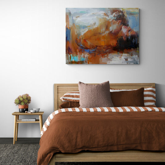 Pintura abstracta de figuras abrazadas en tonos cálidos