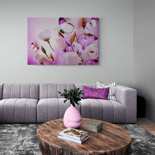 Mariposas sobre flores rosadas