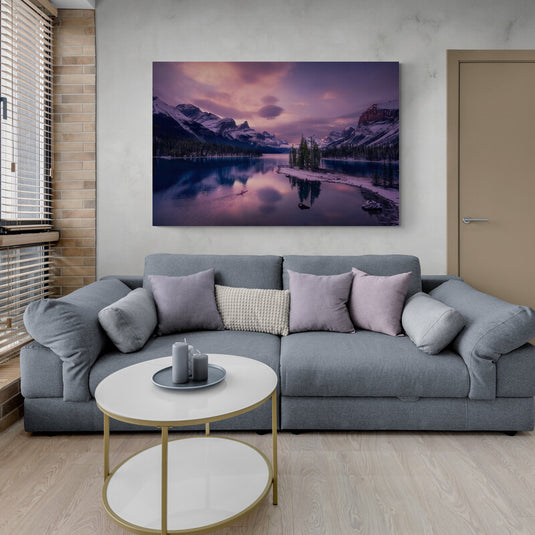 Fotografía digital del atardecer en tonos rosas con lago tranquilo, montañas y pinos alrededor en un paisaje natural