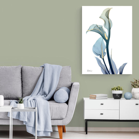 Calas estilizadas con tonos azules y acentos dorados sobre fondo claro en arte decorativo