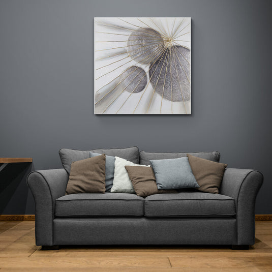 Obra de arte abstracta con elementos naturales en tonos plateados