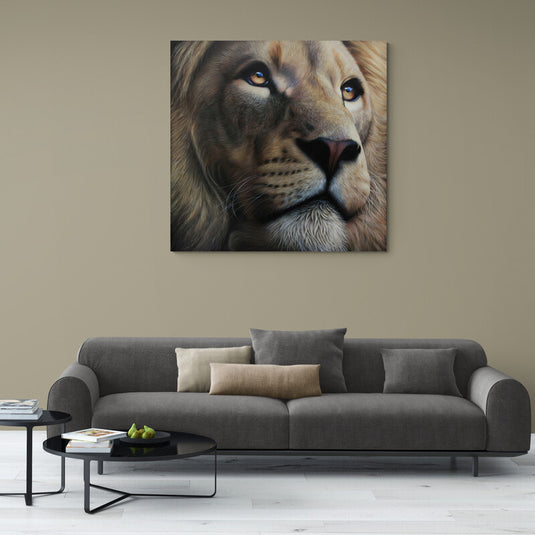 Retrato de león en sala de estar moderna