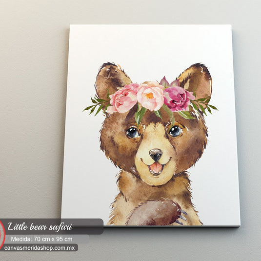 "Oso acuarela con corona de flores rosadas sobre fondo blanco"