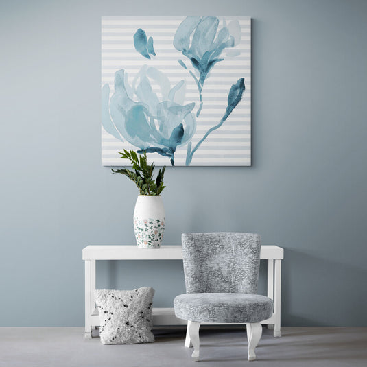 Flores en acuarela azul sobre fondo a rayas