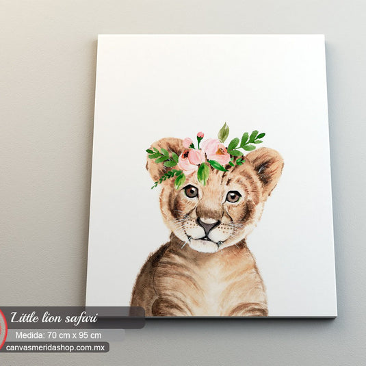 "Cachorro de León con Corona Floral en Tonalidades Rosadas y Verdes sobre Fondo Neutro"