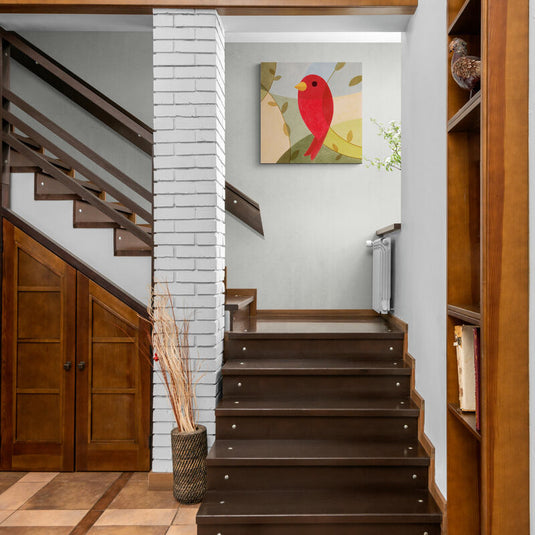 Pájaro rojo vivo centrado sobre fondo azul y verde con delicadas hojas verdes