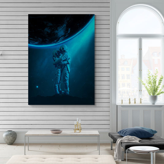 Astronautas abrazándose en el espacio bajo un planeta azul