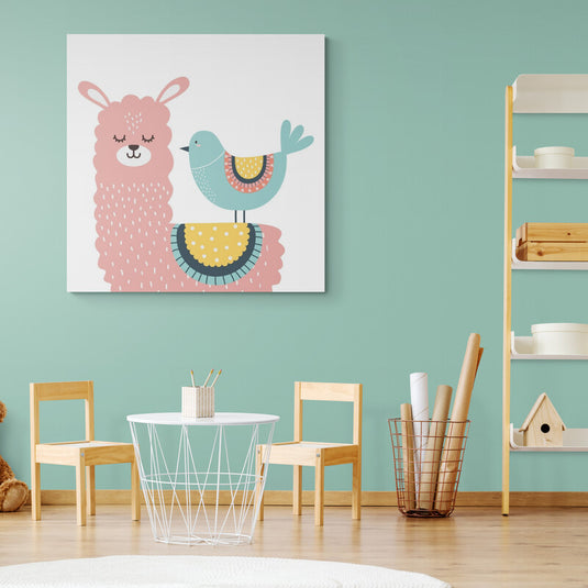 Cuadro infantil con llama rosa y pájaro sobre fondo blanco, ambos con mantas coloridas en forma de medio círculo