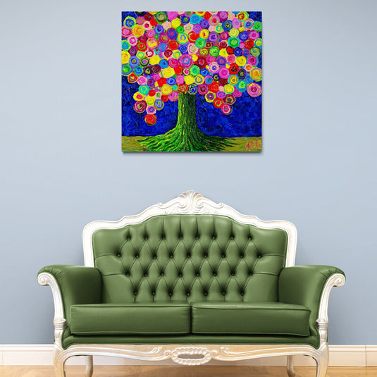 Árbol de hojas multicolores sobre fondo azul en cuadro decorativo