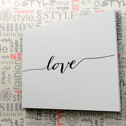 Cuadro minimalista con la palabra “love” en caligrafía elegante, decoración moderna y romántica en blanco y negro.