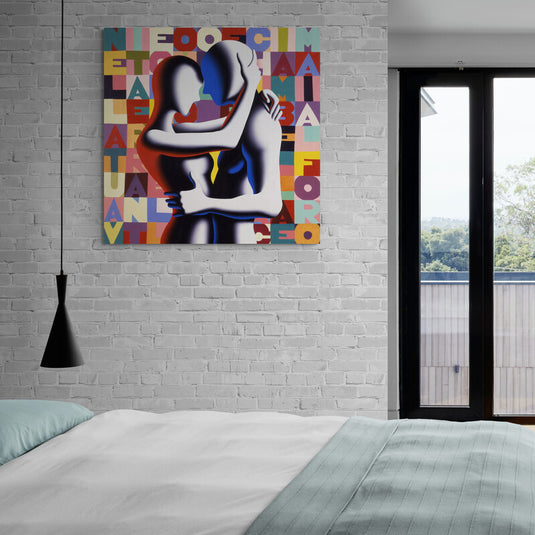 Pintura moderna de dos figuras abrazándose con fondo de letras coloridas