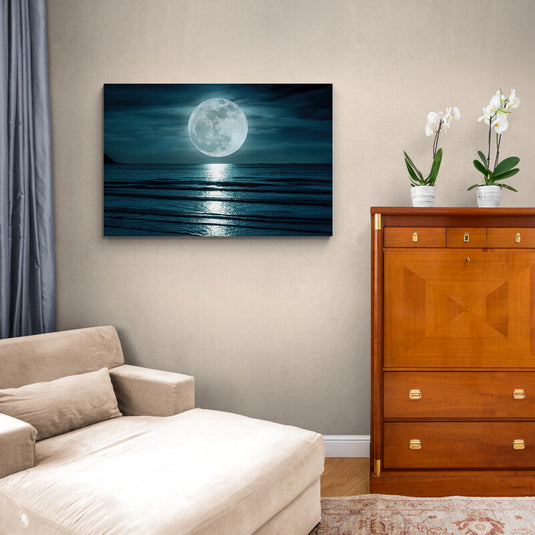 Fotografía nocturna de luna llena brillante reflejada en el mar