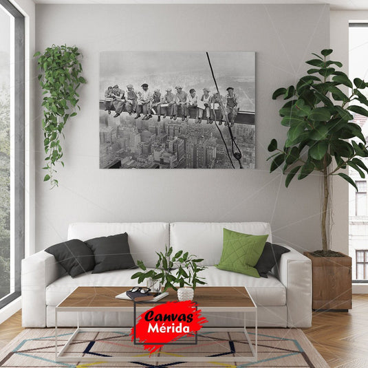 Cuadro icónico de obreros almorzando sobre viga en rascacielos, fotografía histórica en blanco y negro para decoración urbana.