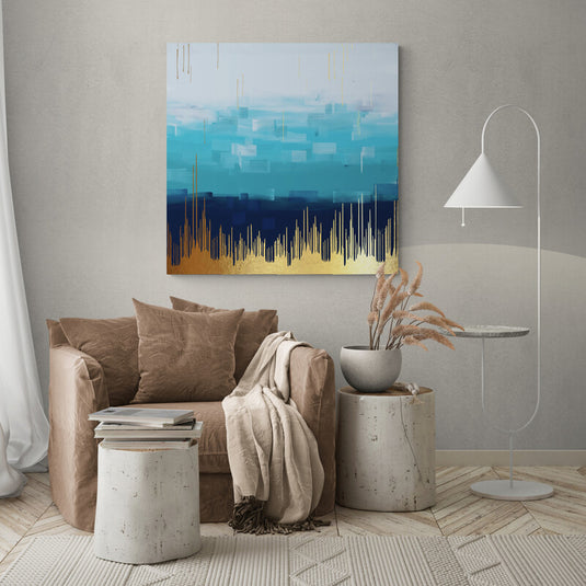 Abstracción de paisaje en azules y dorados con pinceladas verticales que sugieren una ciudad