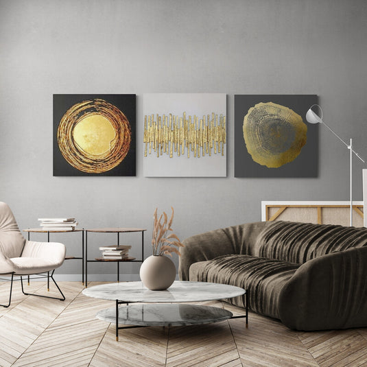 Serie de tres obras de arte con motivos dorados en diversos patrones y texturas