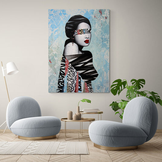 Retrato de mujer con venda de collage y motivos gráficos sobre fondo floral en técnica mixta