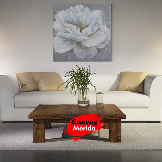 Flor blanca en fondo gris