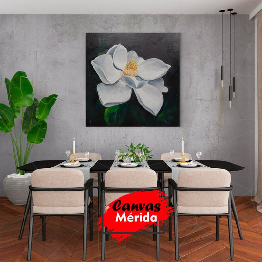 Magnolia blanca sobre fondo oscuro