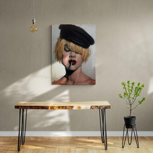 Retrato estilizado expresionista de mujer con boina y labios rojos en técnica impasto