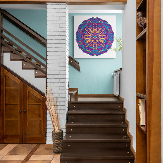 Mandala vibrante con patrones geométricos en púrpura, azul y amarillo