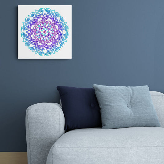 Ilustración de mandala con patrones geométricos en púrpura, azul y rosa