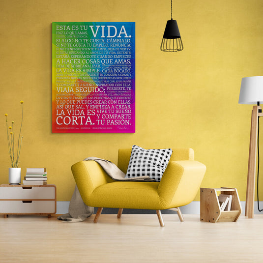 Póster artístico del Manifiesto de Holstee con texto inspirador en español y fondo degradado multicolor, ideal para decoración motivacional en oficina, estudio o espacios creativos.