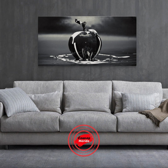 "Manzana_brillante_bañada_en_líquido_monocromático"