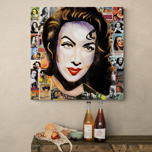 Retrato pop-art de mujer icónica del cine mexicano rodeada de carteles de películas clásicas.