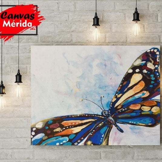 Mariposa detallada en tonos azules y cafés sobre fondo difuminado azul, rosa y morado evocando atardecer sereno