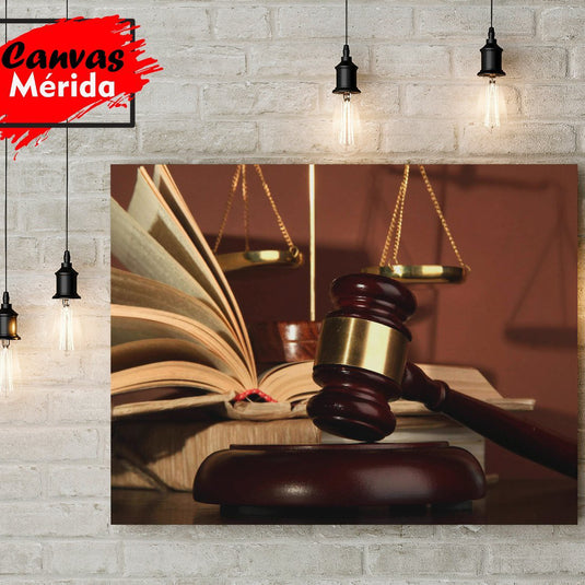 Cuadro decorativo de justicia con balanza, mazo de juez y libro abierto – Canvas Mérida