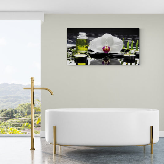 Orquídea blanca con velas y aceite esencial