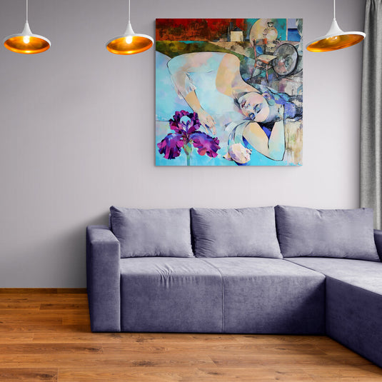 Mujer dormida con flor de iris