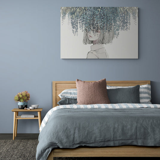 Chica melancólica con flores en el cabello