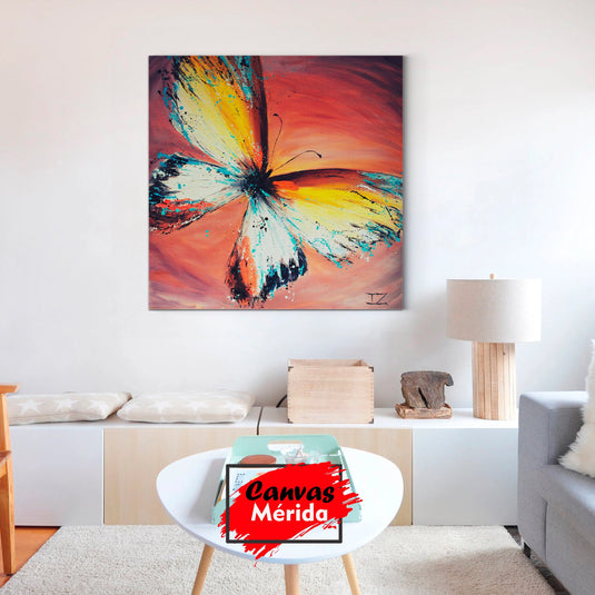 Pintura de mariposa vibrante con fondo cálido