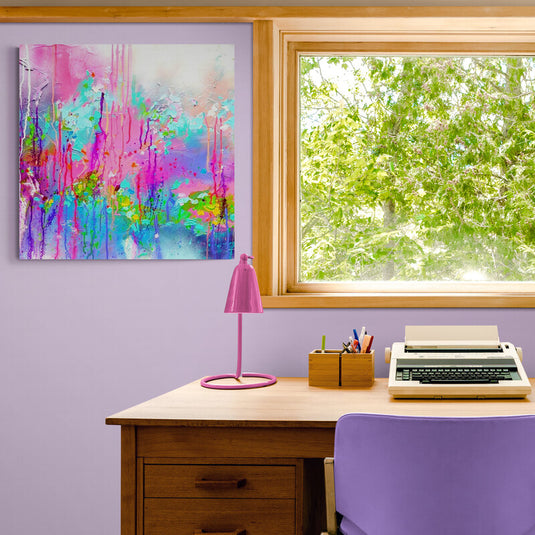 Pintura abstracta colorida con tonos fucsia, turquesa y amarillo, con efectos de goteo.