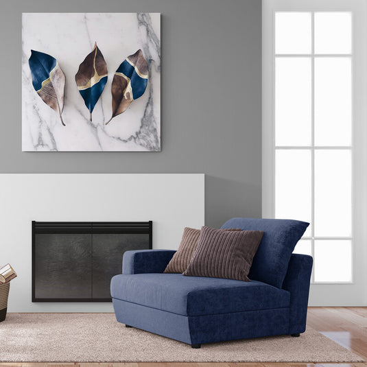 Trío de hojas pintadas con azul y marrón, separadas por detalles dorados sobre fondo de mármol"