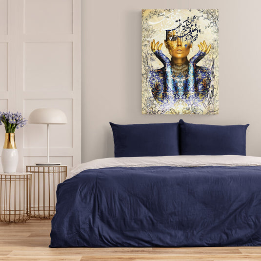 Cuadro decorativo con figura femenina dorada y caligrafía árabe en un estilo ornamental persa