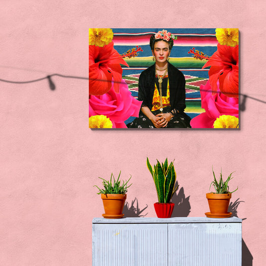 Frida Kahlo con flores y textiles mexicanos
